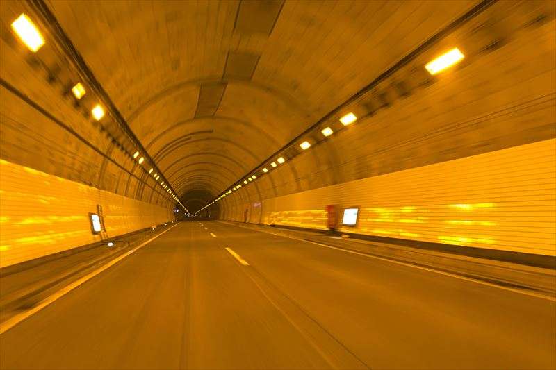 トンネルにおける照明の寿命とは？